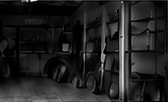 Geräumte Garage mit freien Regalen