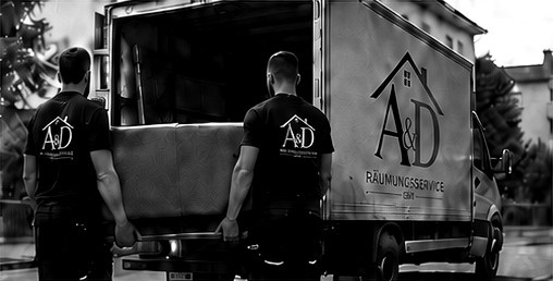 Das Team von A&D Räumungsservice beim Verladen eines Sofas
